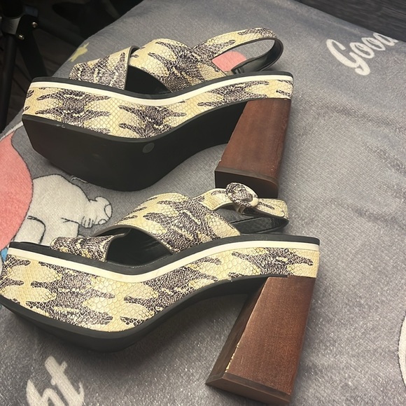 Neutral snake print leather platform sandals. Vince Camuto size 8.5/39 worn once - Picture 6 of 7